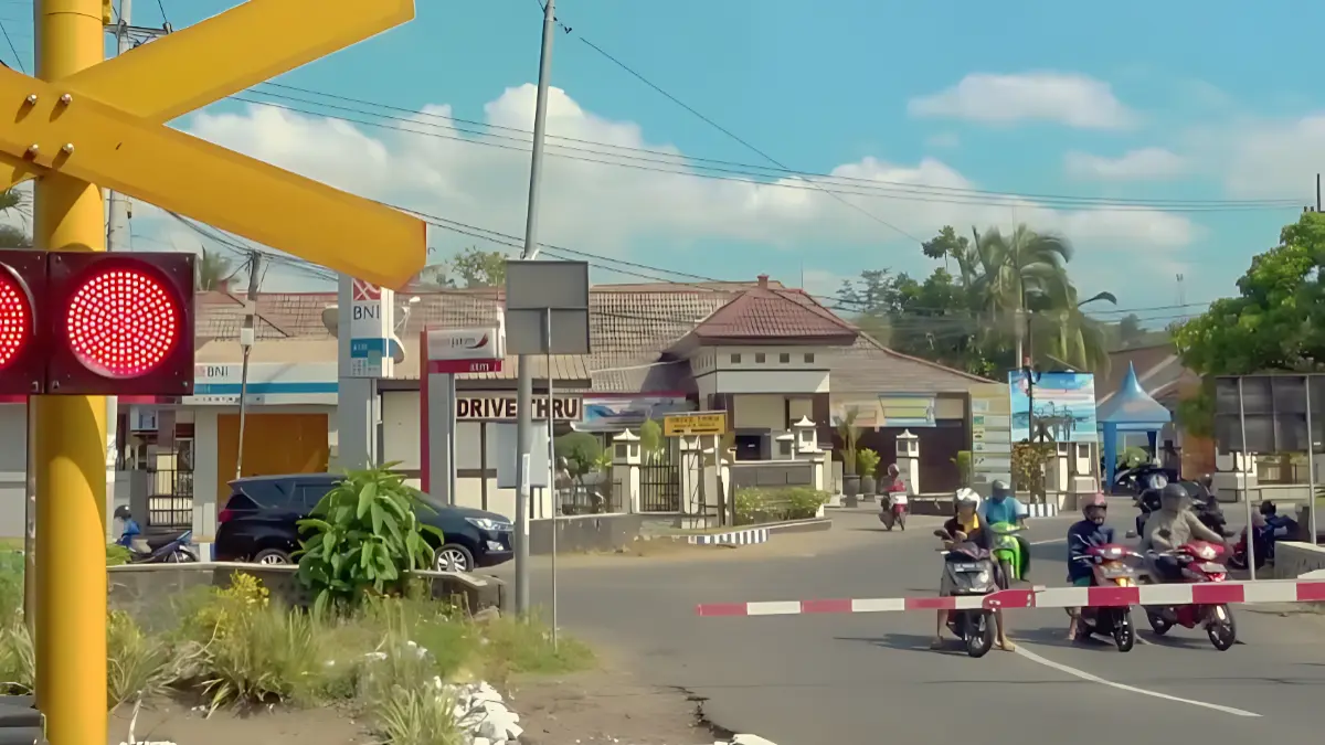 Palang pintu kereta api diperlukan untuk mencegah kecelakaan.