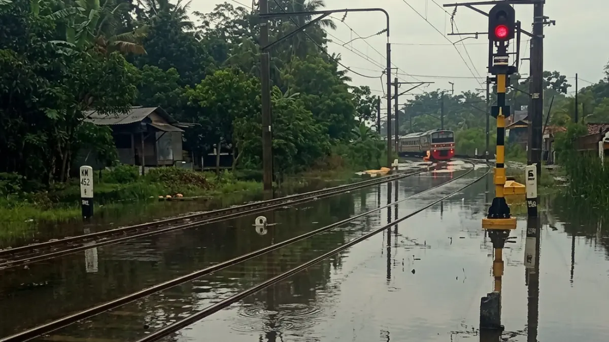 Rel kereta dan rumah warga di kawasan Tenjo Bogor terendam banjir, Rabu 29 April 2026.  (Nasir/ Radar Bogor)