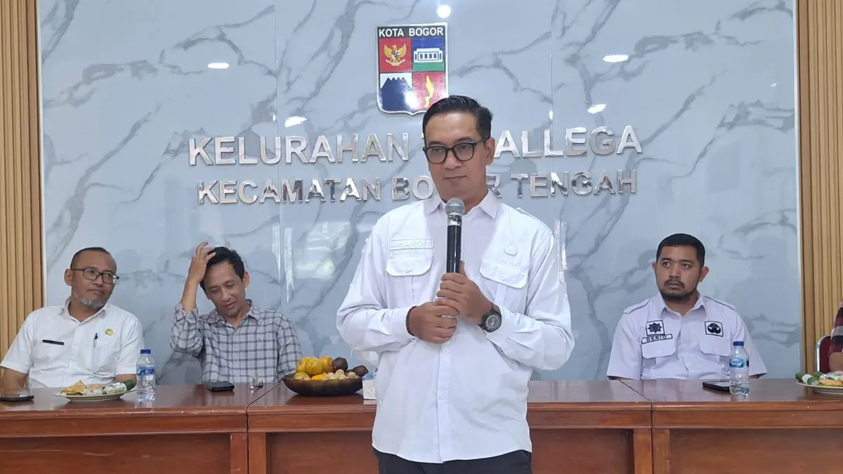 Lurah Tegallega Hardi Suhardiman mengungkapkan sejumlah persoalan yang ada di wilayahnya. Sekitar 85 persen dari ratusan unit kos di wilayah ini diketahui belum mengantongi izin resmi dan berpotensi menimbulkan masalah sosial serta lingkungan. Foto: Dede/RadarBogor