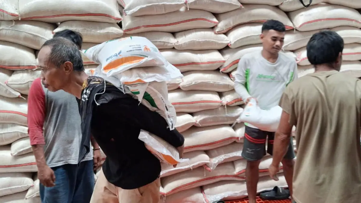 Aktivitas buruh angkut di gudang Perum BULOG Kantor Cabang Bogor, Kecamatan Dramaga, Kabupaten Bogor, Kamis, 30 April 2026. (Muhammad Ali/Radar Bogor)