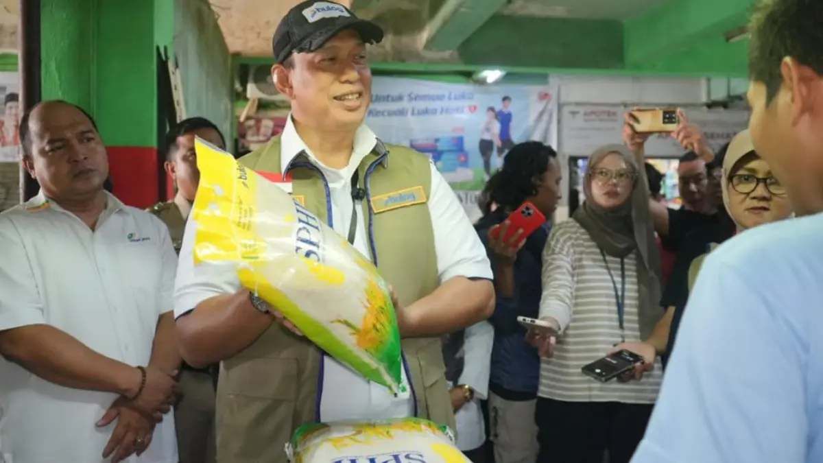 Direktur Utama Perum Bulog, Letjen TNI (Purn) Ahmad Rizal Ramdhani turun langsung mengecek beras SPHP. (Dok.&nbsp;Badan Komunikasi Pemerintah/Bakom RI)