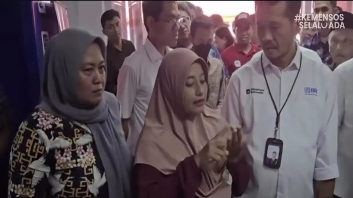 Ilustrasi KPM bansos antri mengambil dana pencairan bantuan. (Foto: YouTube Kemensos RI)