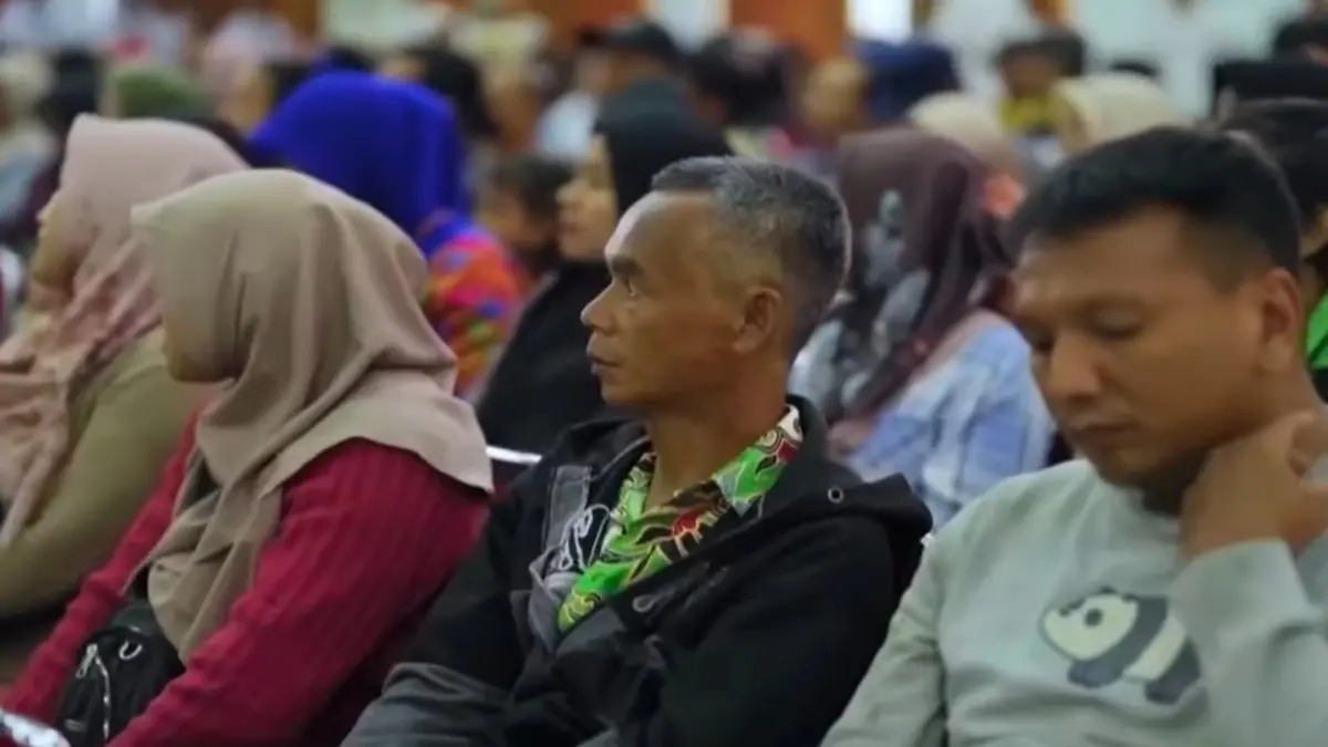 Ilustrasi KPM menanti pencairan bansos tahap 2. (Foto: Youtube Kemensos RI)