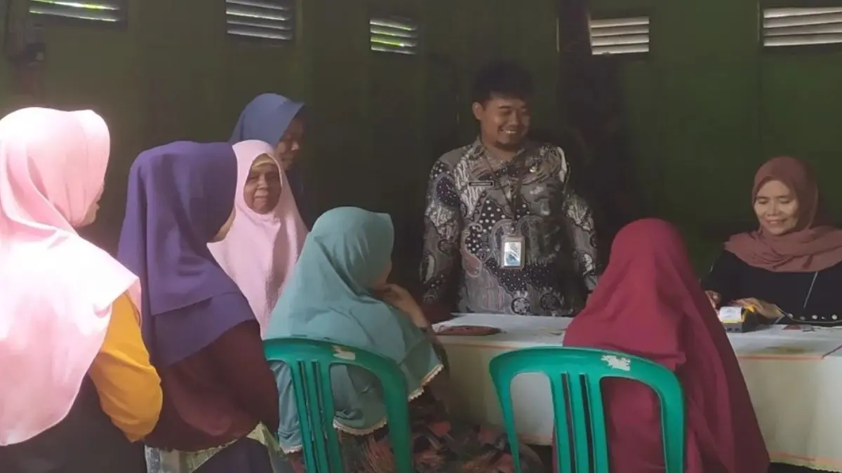 Ilustrasi KPM mencairkan bansos PKH BPNT tahap 2. (Foto: Instagram @pkh_sukadana.ciamis)