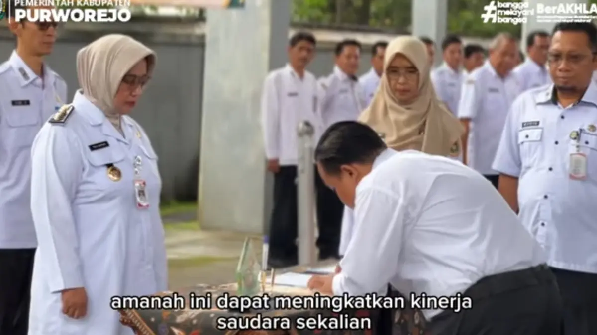 Ilustrasi penyerahan SK ASN setelah lulus CPNS. (Foto: prokopimpemkabpurworejo)