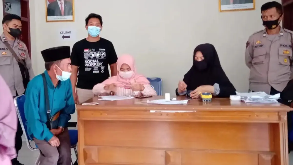 Ilustrasi petugas mendistribusikan bansos kepada KPM. (Foto: Instagram @pkhpanumbangan)