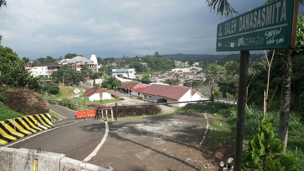 Jalan Saleh Danasasminta Batutulis Kota Bogor masih ditutup pasca longsor beberapa waktu lalu. (Sofiansyah/Radar Bogor)