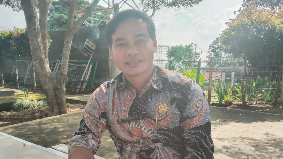 Kepala Desa Hambalang Wawang Sudarwan saat menyampaikan keterangan kepada Radar Bogor, Kamis 30 April 2026.(Alpin/Radar Bogor)