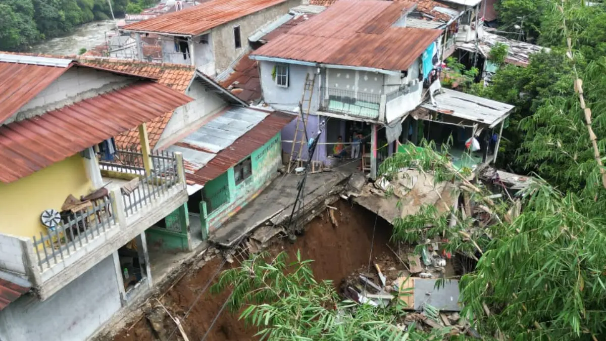 Kondisi longsor di Paledang, Kota Bogor, Kamis, 23 April 2026. (Aziz/Radar Bogor)
