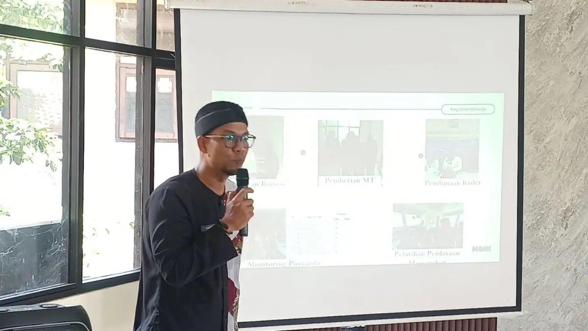 Lurah Babakan Andri Junizar saat menyampaikan penjelasan terkait kondisi wilayah, mulai dari penataan pedagang kaki lima (PKL) hingga penanganan banjir lintasan. (Dede/Radar Bogor)