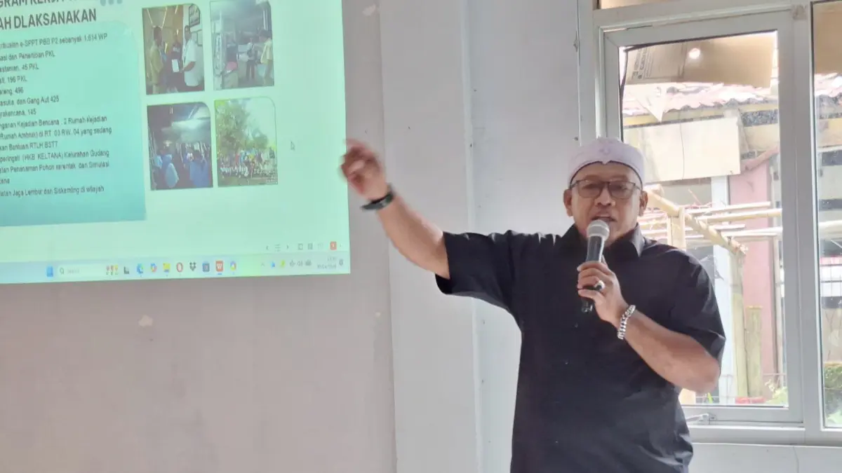 Lurah Gudang Feri Setiawan saat memaparkan program HEBAT yang menjadi arah pembangunan Kelurahan Gudang, Kecamatan Bogor Tengah, Kota Bogor dalam meningkatkan kualitas infrastruktur, SDM, dan kesejahteraan masyarakat. (Dede/Radar Bogor)