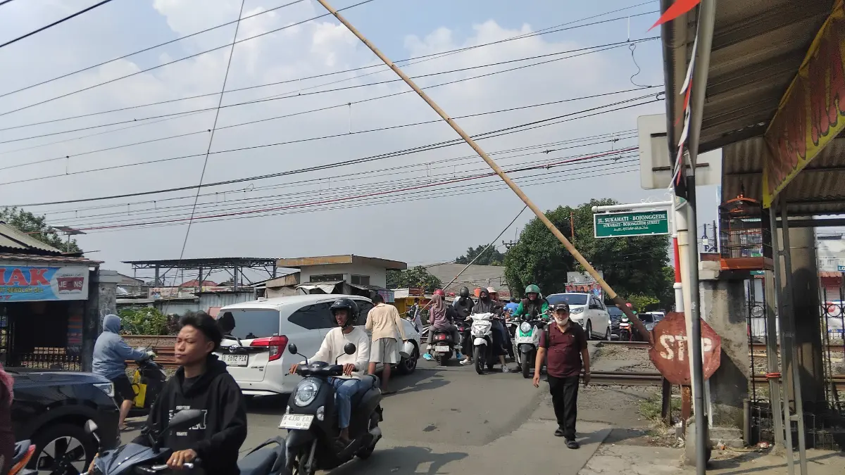 Masyarakat saat melintas di perlintasan kereta api di Gaperi, Bojonggede, Bogor. Foto:Billy/Radar Bogor