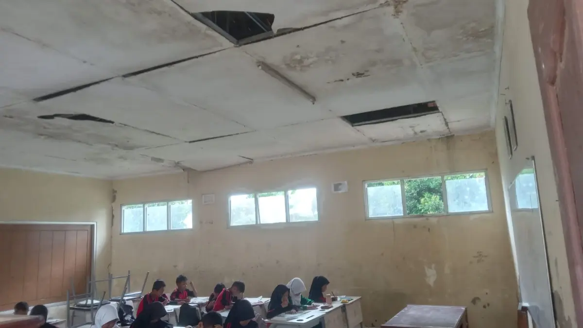 Para siswa SDN Teratai Mas Gunungsindur Bogor belajar di kelas rusak, Kamis 30 April 2026.  (Nasir/ Radar Bogor)
