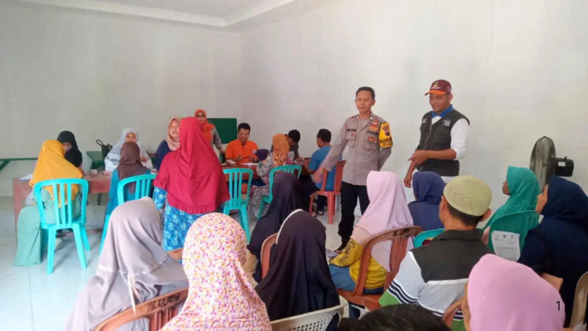 Penyaluran bantuan sosial sebagai bentuk kepedulian pemerintah terhadap masyarakat prasejahtera (Foto: cening.kendalkab.go.id)