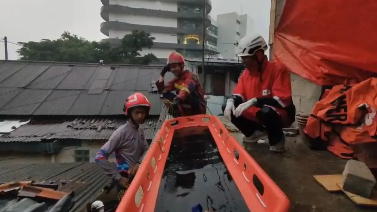 Petugas saat mengevakuasi warga yang ditemukan meninggal di atap rumah di Tanah Sareal Kota Bogor. (Dok. BPBD Kota Bogor)