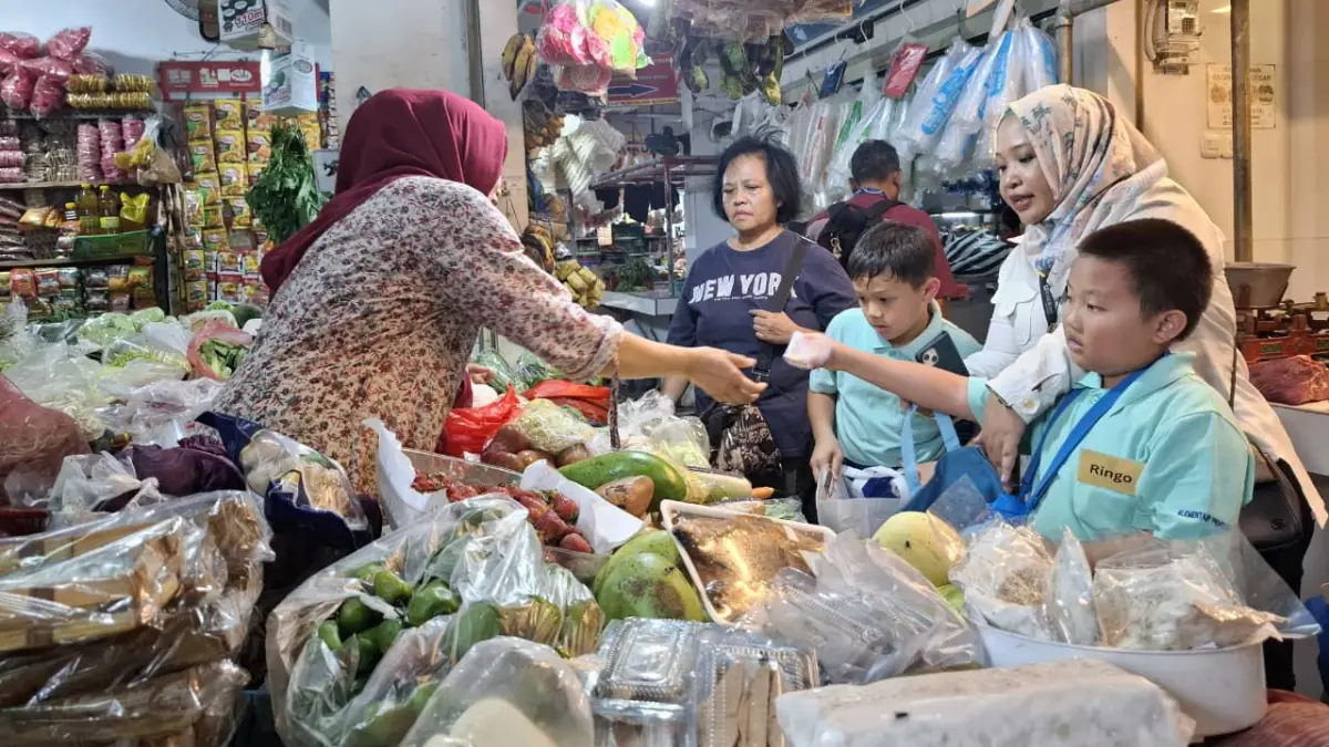 Sejumlah anak SD kunjungi Pasar Gembrong Kota Bogor belajar tawar menawar. Foto: Dok Perumda PPJ Kota Bogor