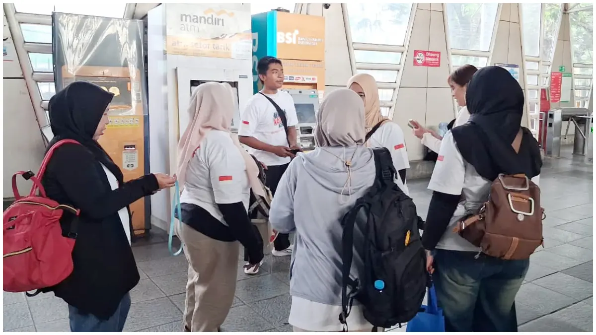 7 warga Desa Cijujung saat ditemui Radar Bogor sebelum keberangkatan di Stasiun Cilebut, Kecamatan Sukaraja, Kabupaten Bogor untuk ikut aksi May Day di Mona,s,  Jumat 1 Mei 2026. (Foto: Muhammad Ali/Radar Bogor)