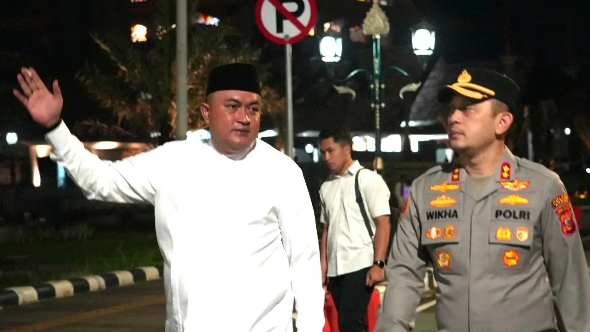 Bupati Bogor Rudy Susmanto bersama Kapolres Bogor AKBP Wikha Ardilestanto melakukan monitoring langsung keberangkatan 115 bus buruh dari Kabupaten Bogor menuju Monas, Jakarta, Jumat, 1 Mei 2026. (Dok. Diskominfo Kabupaten Bogor)