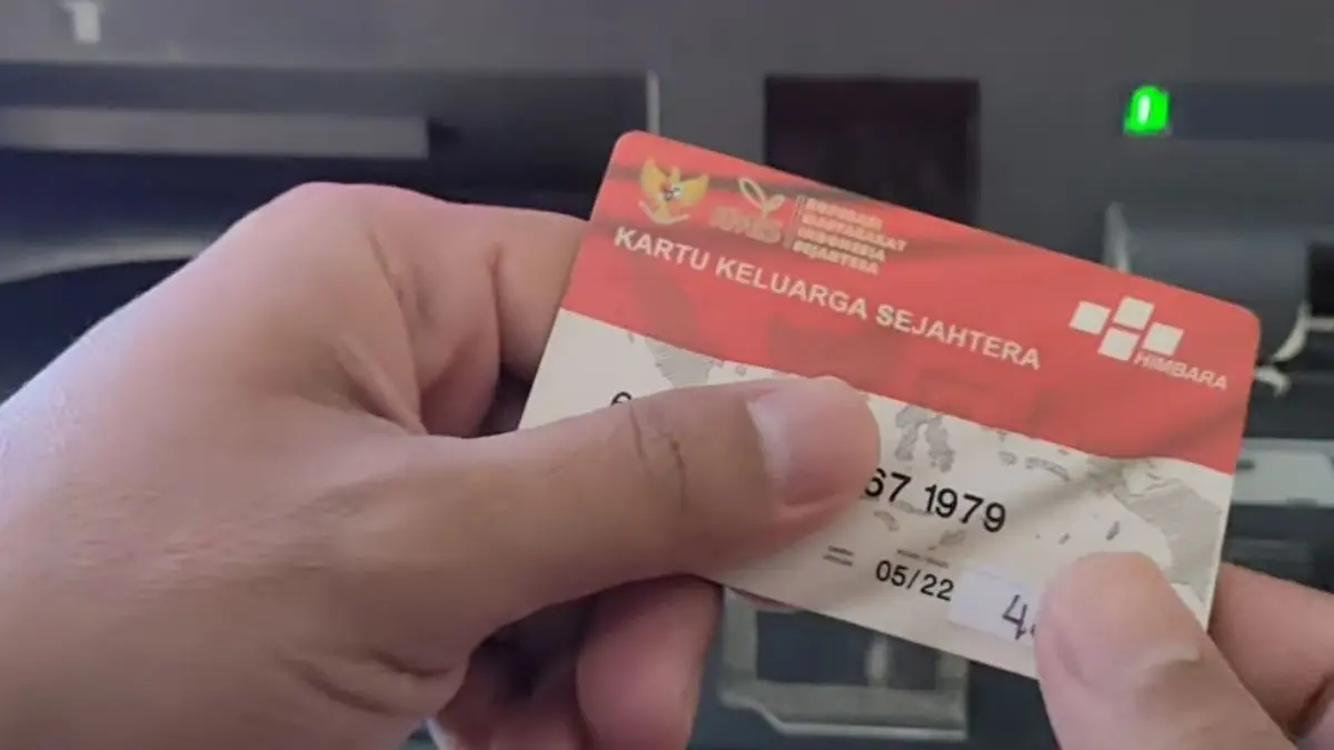 ilustrasi pengecekan saldo bansos menggunakan kartu KKS. Foto: YouTube Arfan Saputra Channel