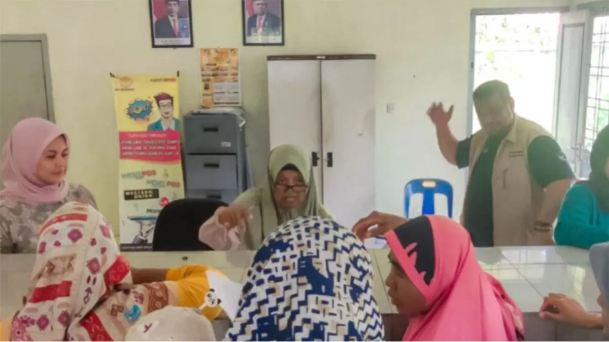 Ilustrasi penyaluran bansos PKH BPNT kepada KPM. (Foto: dinsos.bandaacehkota.go.id)