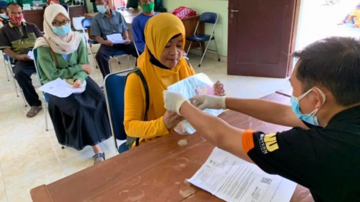 Ilustrasi. Proses pencairan bansos untuk penerim PKH BPNT. Foto: sambirejosid.slemankab.go.id