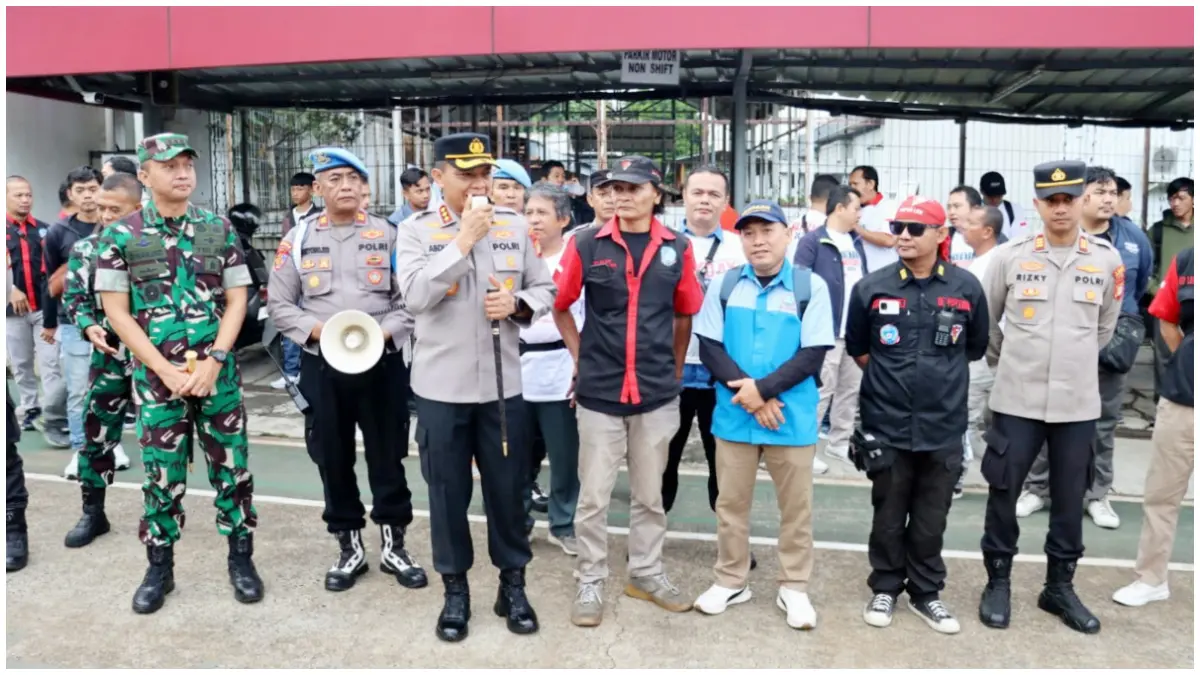 Kapolres Metro Depok beserta jajarannya kawal ratusan  buruh dari Kota Depok yang akan berangkat menuju Monas, Jumat 1 Mei 2026.