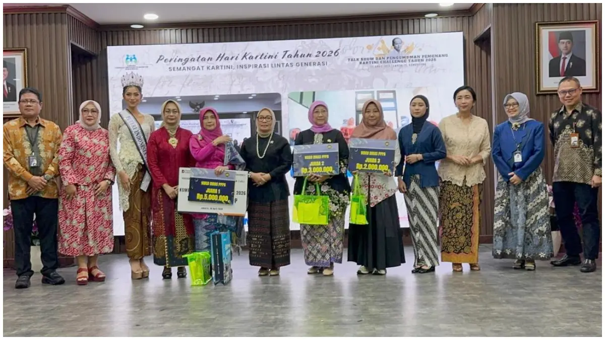 Kepala DP3AP2KB Kabupaten Bogor, Sussy Rahayu Agustini saat menerima penghargaan Juara Kartini Challenge 2026 yang diserahkan oleh Menteri PPPA, Arifah Fauziah di Jakarta. (Foto: DP3AP2KB for Radar Bogor)