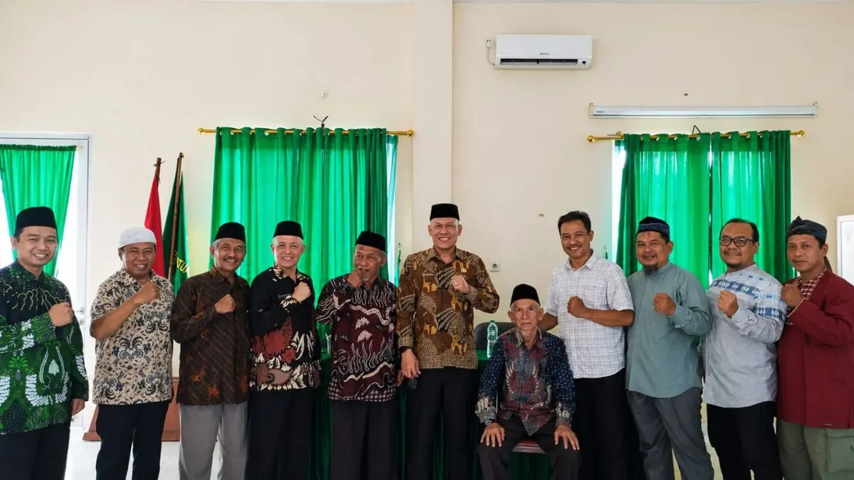Kepala Kantor Kemenag Kota Bogor, Affan Rangkuti (tengah), saat bersilaturahmi dengan PD Persis Kota Bogor di Kantor PD Persis, Kamis 30 April 2026. (Foto: Persis for Radar Bogor)