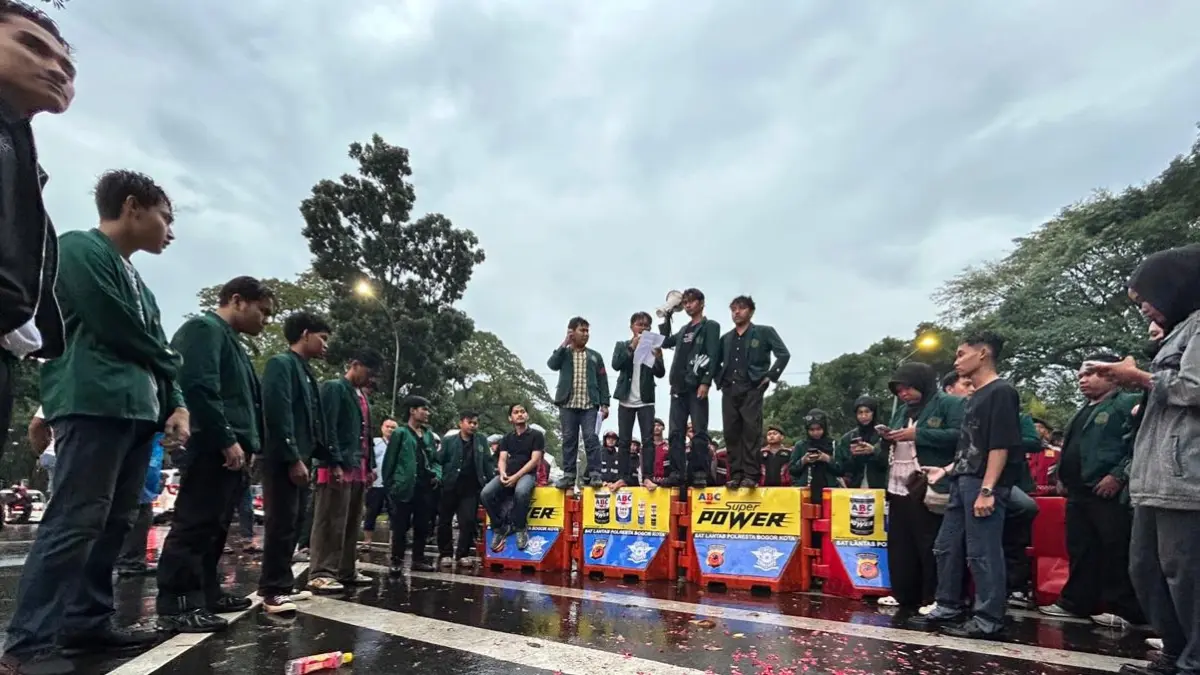 Mahasiswa saat demo di depan Istana Bogor, Jumat, 1 Mei 2026.(Fauzan/Radar Bogor)