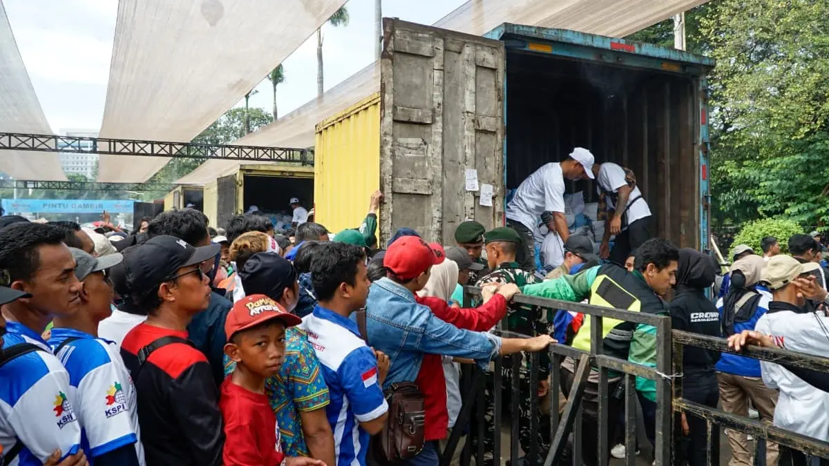 Para buruh saat mengantre untuk mendapatkan sembako, Jumat, 1 Mei 2026. (Azis/Radar Bogor)