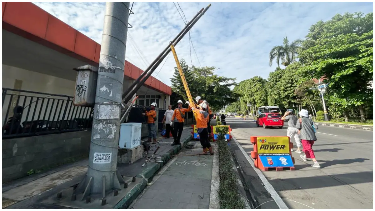 Penanganan kabel menjuntai di Jalan Sudirman Kota Bogor yang menyebabkan pemotor terjatuh.(Foto : Fauzan/Radar Bogor)