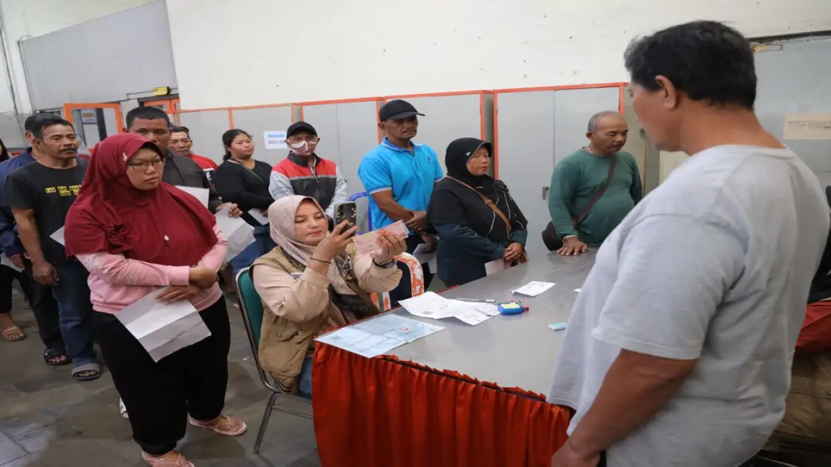 Penyaluran bantuan sosial kepada KPM. (Foto: diskominfo.kedirikota.go.id)