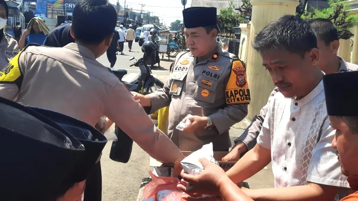 Polsek Citeureup membagikan ratusan bungkus nasi di Mapolsek Citeureup Jumat, 1 Mei 2026. (Fajar/Radar Bogor)