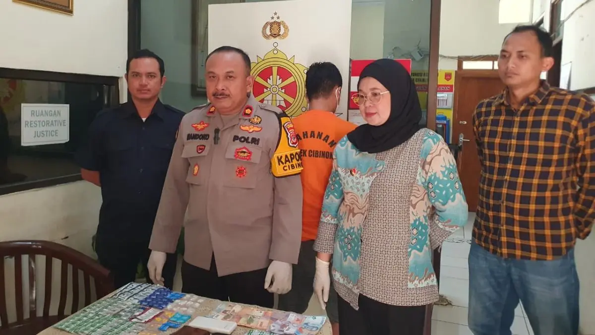 Ratusan butir obat terlarang diamankan Polsek Cibinong. (Foto : Billy/Radar Bogor)