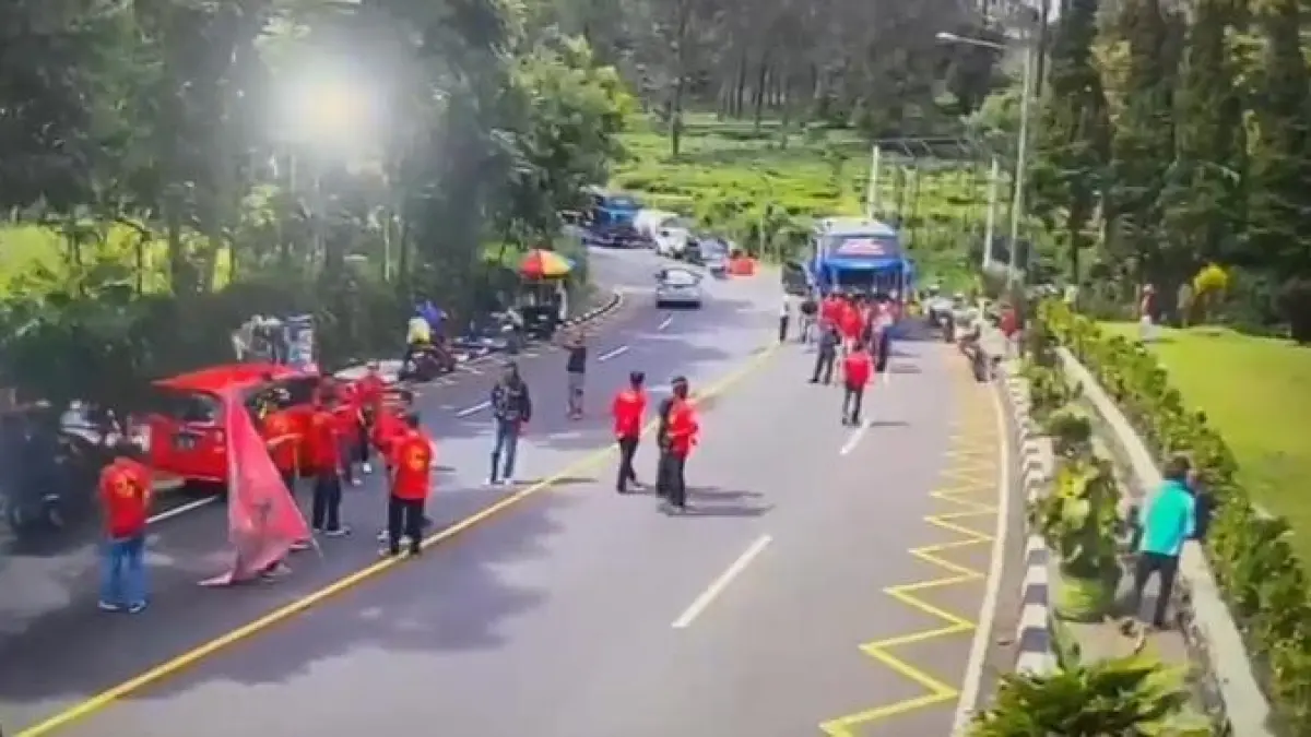Sejumlah buruh menunggu pembukaan arus lalu lintas menuju ke Jakarta di kawasan Puncak. (Tangkapan layar video)