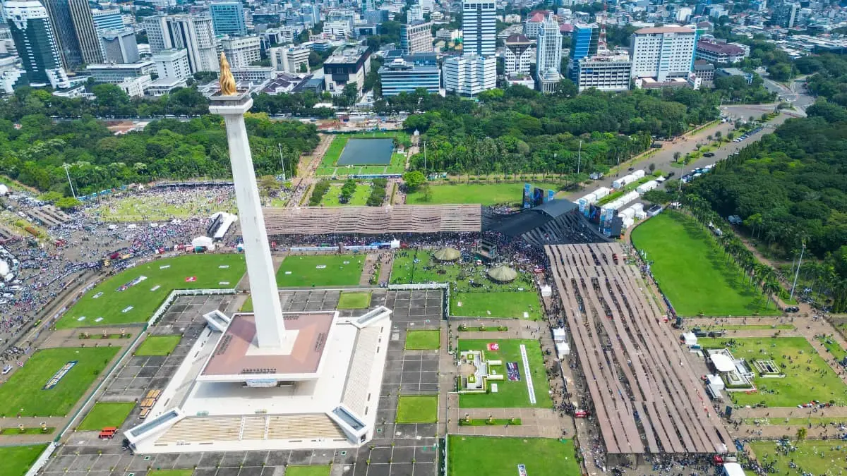 Suasana peringatan May Day di Lapangan Monas, Jakarta dibanjir para buruh yang datang dari berbagai daerah Jumat, 1 Mei 2026. (Azis/Radar Bogor)