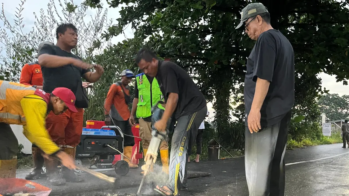 Titik longsor di Jalan Cilebut perbatasan kota dan Kabupaten Bogor. (Aziz/Radar Bogor)