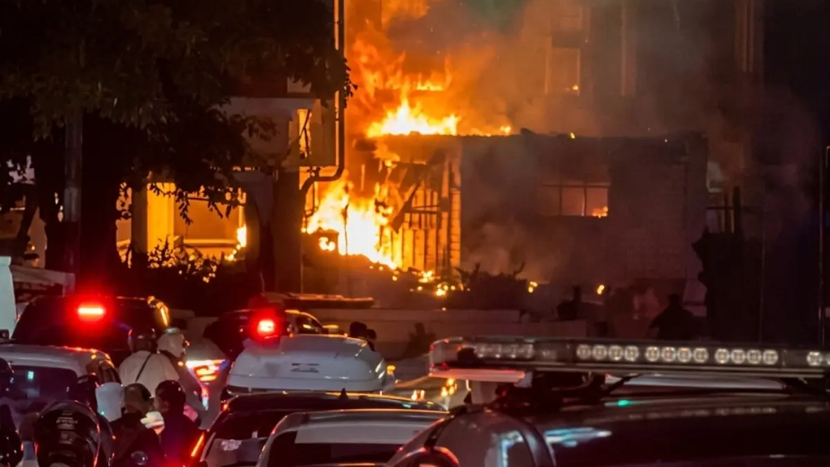 VIRAL: Pos polisi yang berada di Cikapayang, Dago, Kota Bandung dibakar oleh sekelompok massa, Jumat 1 Mei 2026.