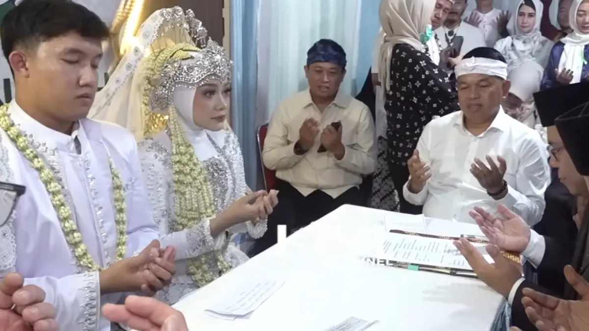 Gubernur Jawa Barat Dedi Mulyadi saat menjadi saksi pernikahan di KUA Baleendah Bandung. (YouTube Kang Dedi Mulyadi Channel)