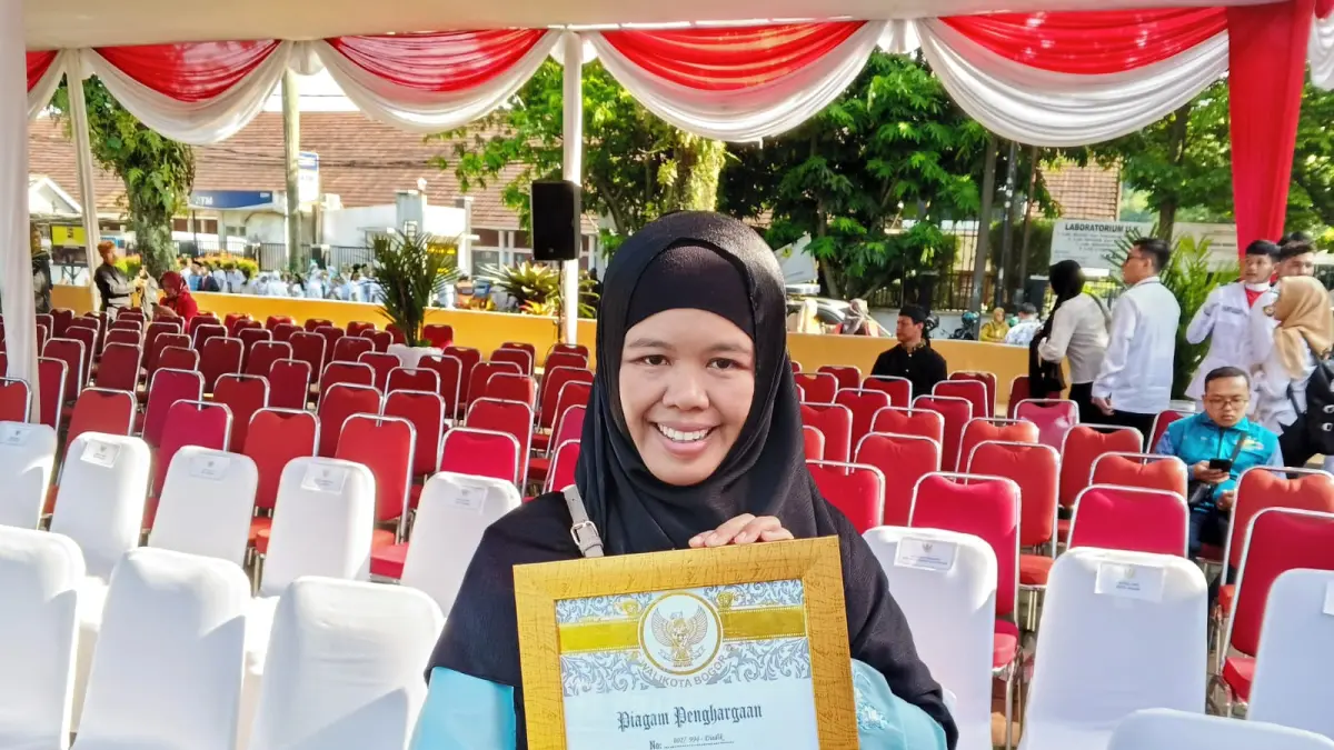 Guru TK IT Aliyah, Yuliawati Wajmaah penerima penghargaan guru inovatif. (Foto: Fikri/Radar Bogor)