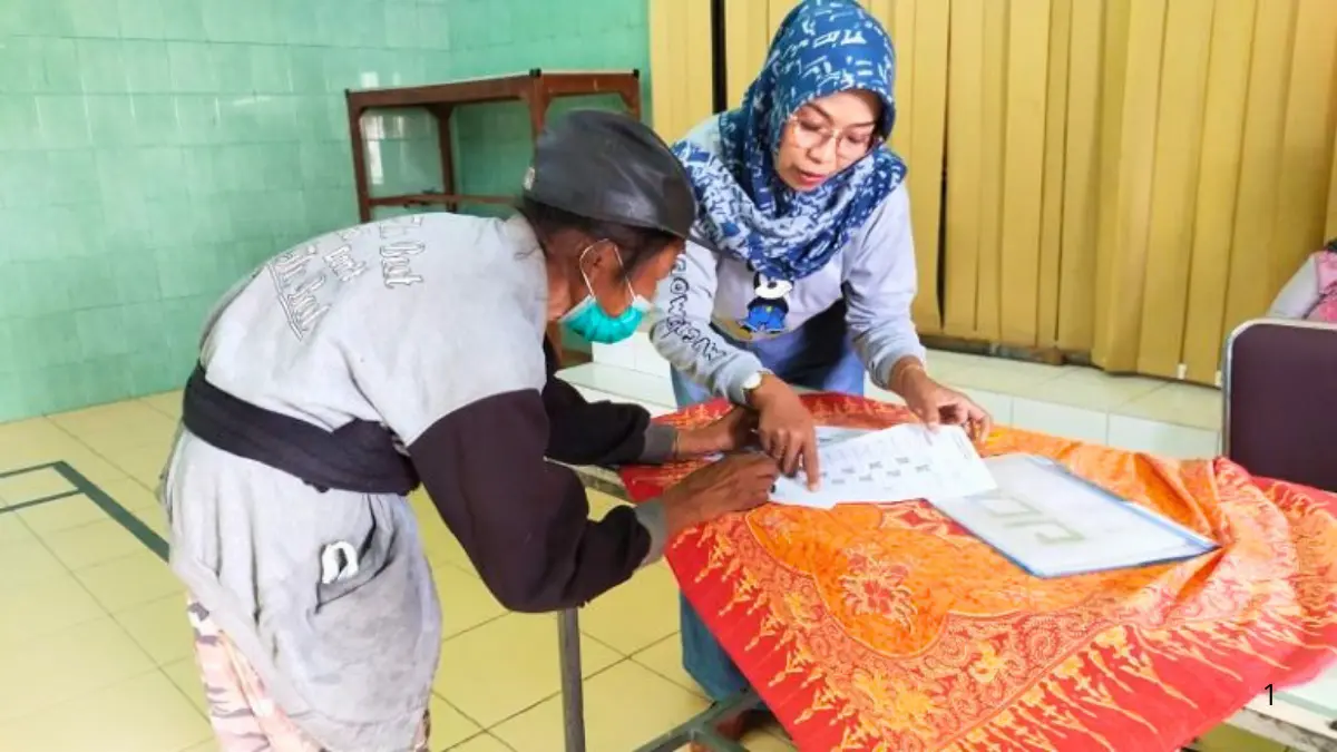Ilustrasi pemeriksaan data penerima bansos. (Foto: dinsos.magelangkota.go.id)