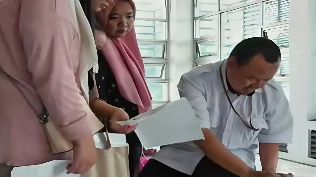 Ilustrasi pengecekan data KPM bansos oleh petugas. (Foto: Instagram @kemensosri)

