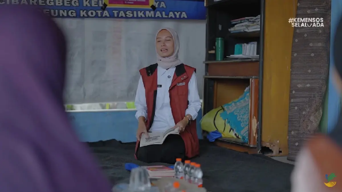 Ilustrasi petugas menyalurkan bansos PKH BPNT ke KPM. Foto: Youtube Kemensos RI
