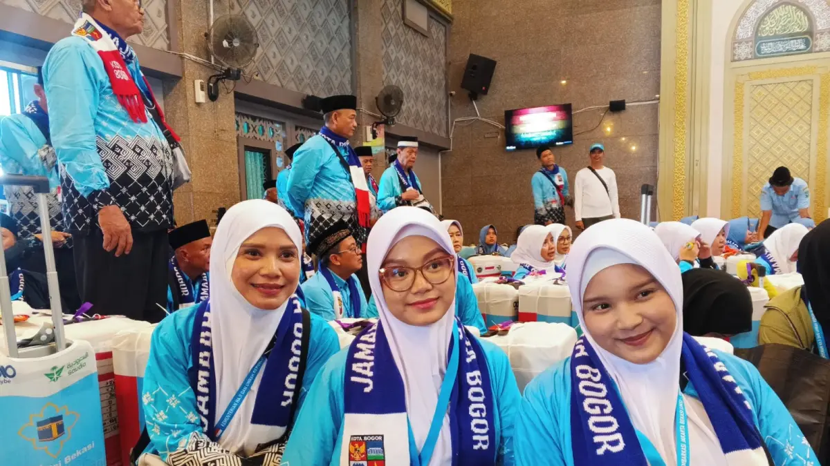Najla (sudut kanan) bersama sang kakak Zalfa (tengah) dan ibunya menjadi jemaah haji asal Kota Bogor. (Foto: Fikri/Radar Bogor)