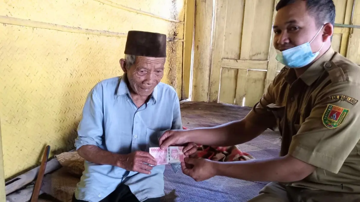 Pemberian bansos untuk lansia (Foto: desakanigoro.magelangkab.go.id)