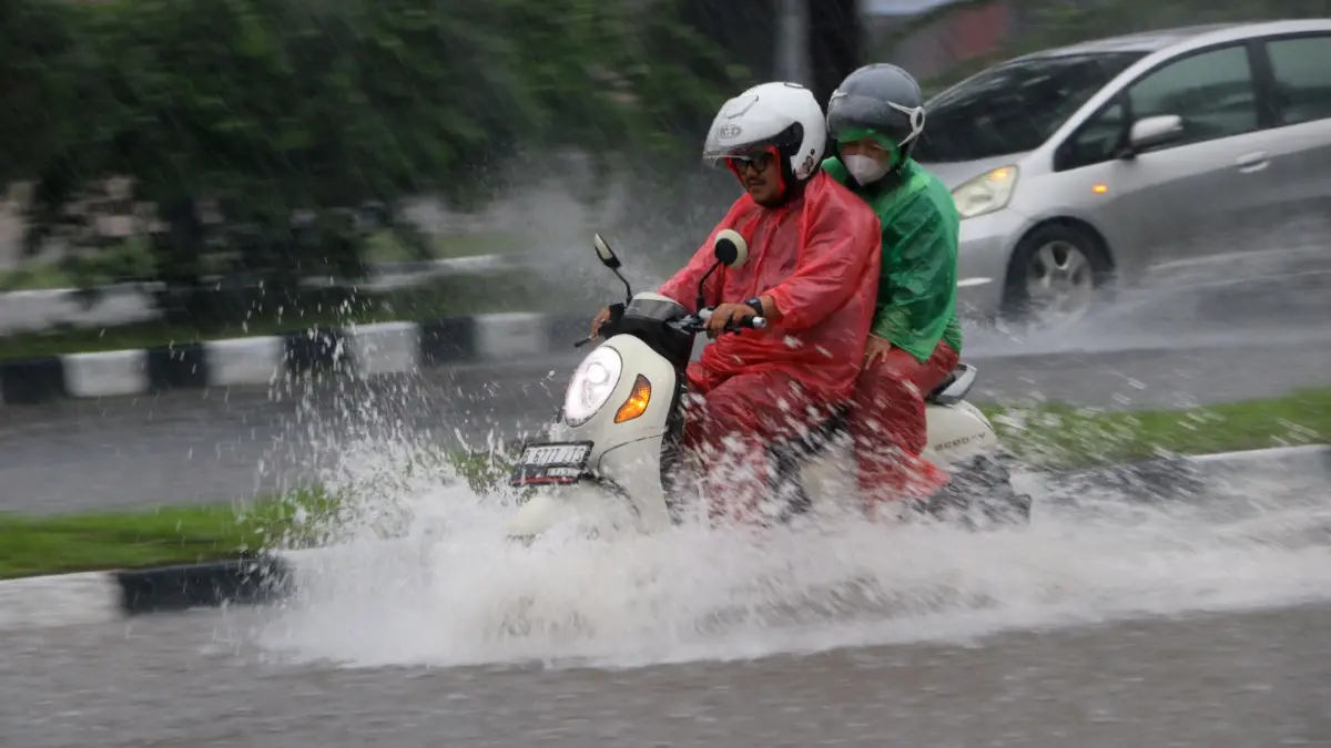 Pengendara melintas di tengah guyuran hujan deras di Jalan Tegar Beriman Cibinong, Kabupaten Bogor. (Hendi Novian/Radar Bogor)
