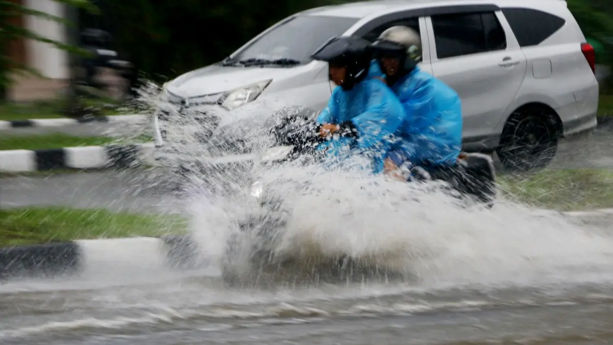 Pengendara melintas di tengah guyuran hujan deras di Jalan Tegar Beriman Cibinong, Kabupaten Bogor. (Hendi Novian/Radar Bogor)