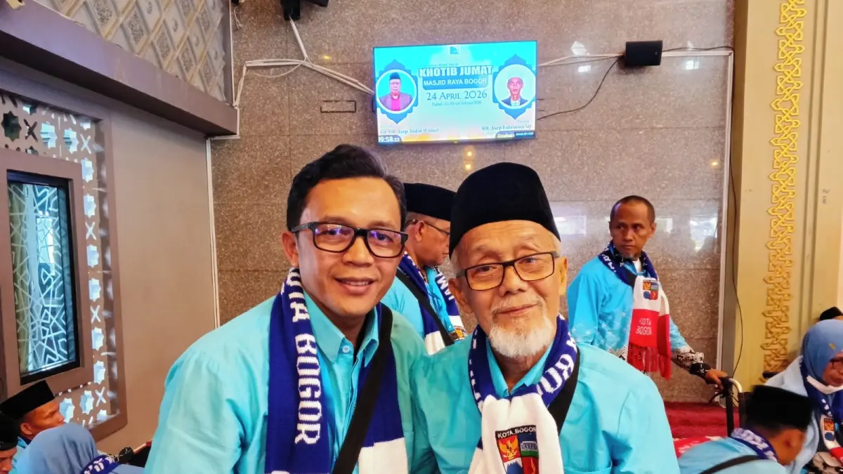 Sjachja (kanan) bersama anaknya Deny Rudiansyah (kiri) menjadi jemaah haji Kota Bogor. (Foto: Fikri/Radar Bogor)