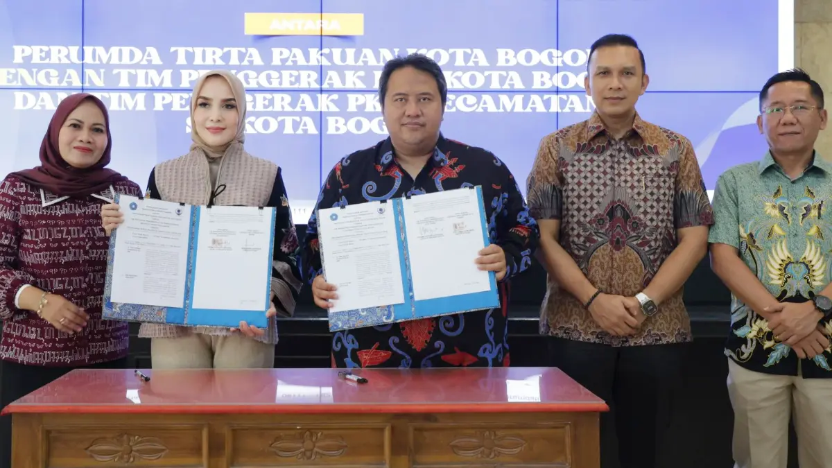 TP PKK Kota Bogor dan Perumda Tirta Pakuan Kota Bogor menandatangani nota kesepahaman (MoU) pelaksanaan sensus pelanggan tahap II. (Dok. Pemkot Bogor)

