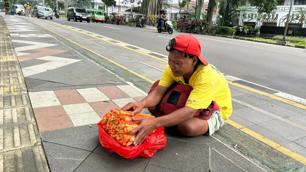 Amir pedagang wortel di Jalan Djuanda depan Istana Bogor (Fauzan/Radar Bogor)